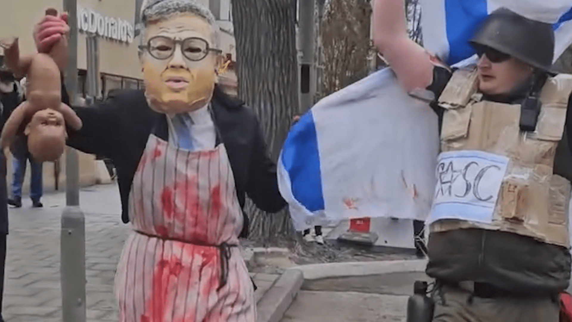 Imagens Impactantes: Protesto em Estocolmo Retrata Ministro Israelense Ben Gvir de Forma Chocante