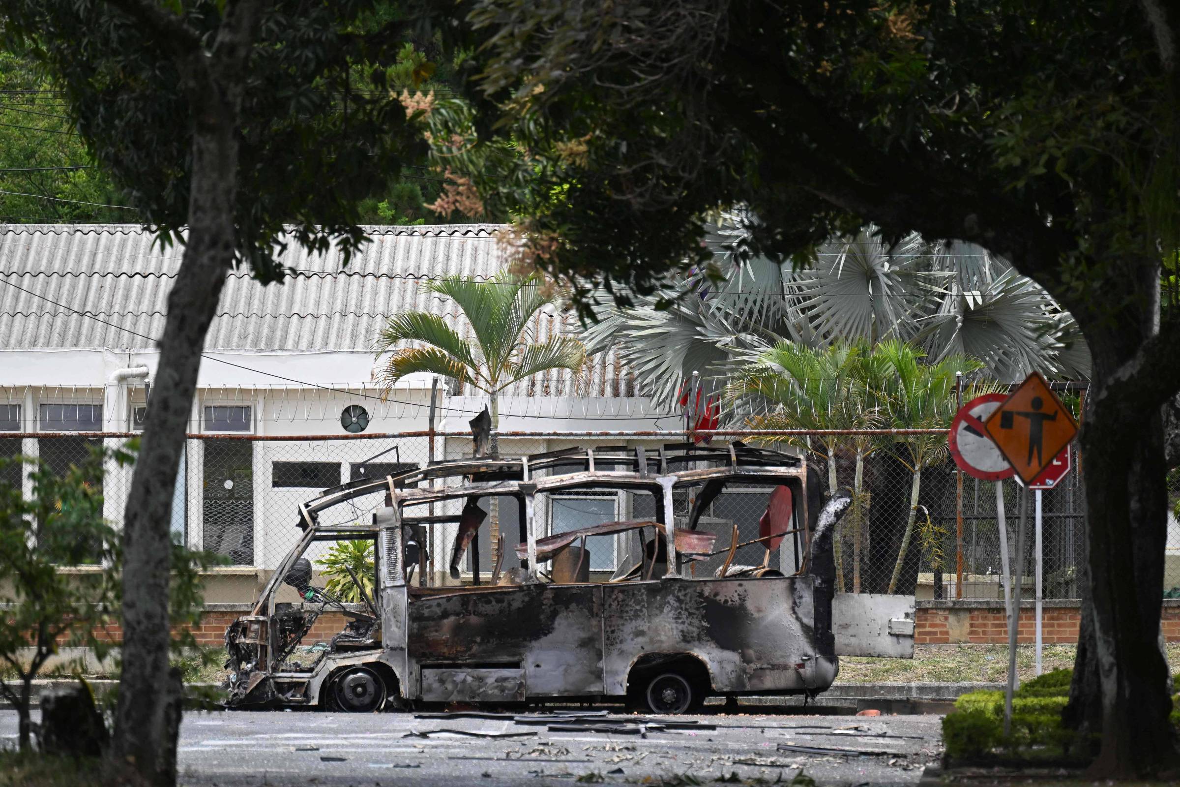Explosão Devastadora Choca a Colômbia: 14 Mortos e 38 Feridos em Ataque Bomba