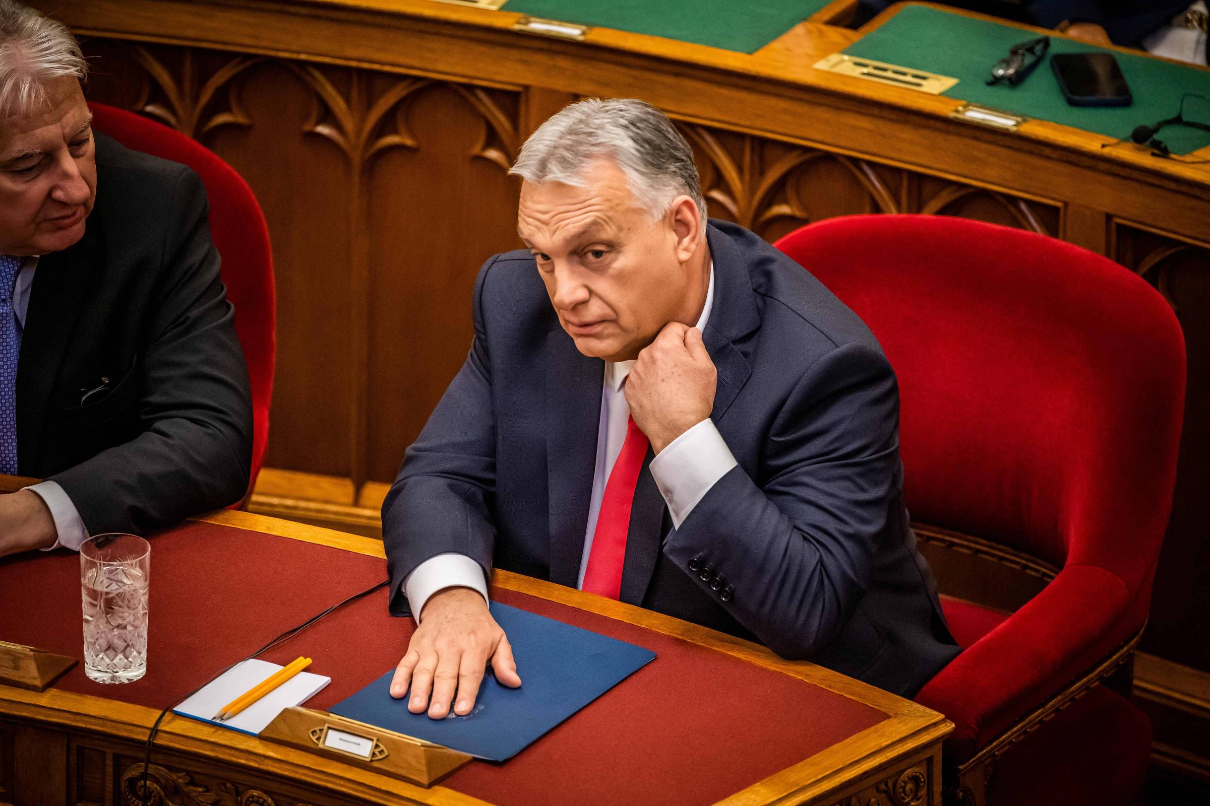 Viktor Orbán: Uma Nova Era Começa com a Renúncia ao Parlamento Húngaro