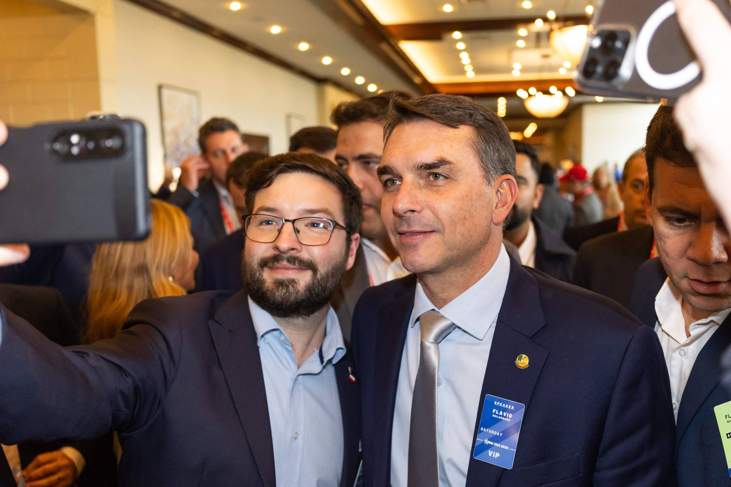 Flávio Bolsonaro Lança Campanha em Vídeo: 'O Pix é Nosso' e Promete Diálogo Internacional