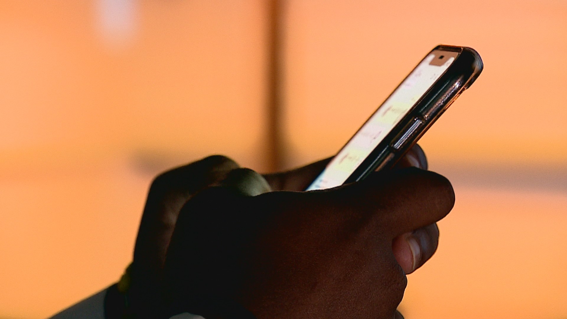 Desintoxicação Digital: Jovens Trocam Smartphones por Celulares Simples e Encontram Melhoria no Bem-Estar