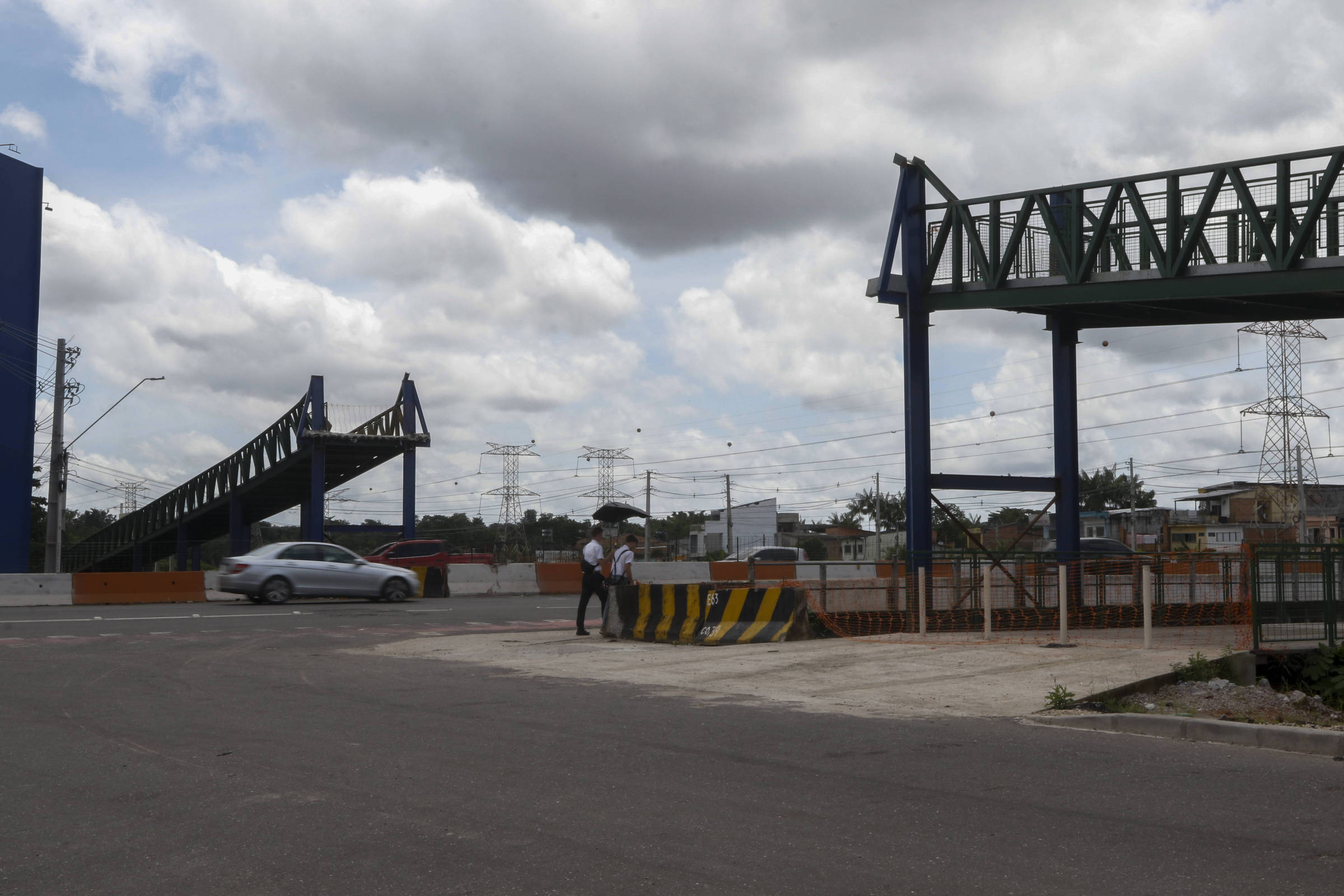 Obras da COP30 em Belém enfrentam alagamentos e estrutura de passarela removida
