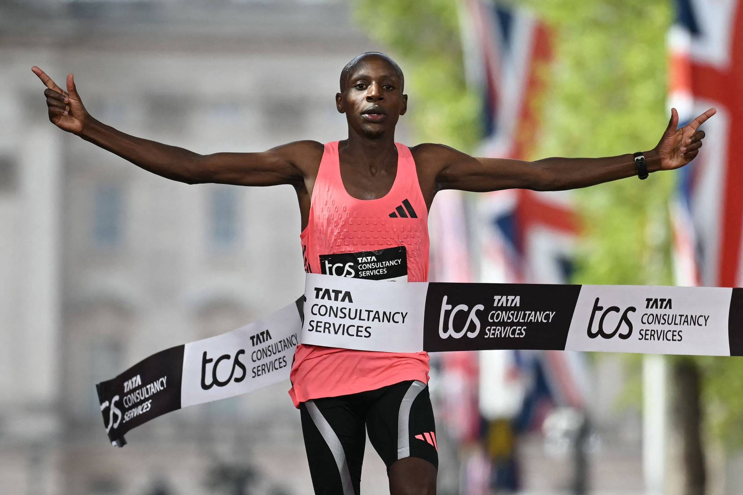 Queniano quebra barreira das duas horas na Maratona de Londres
