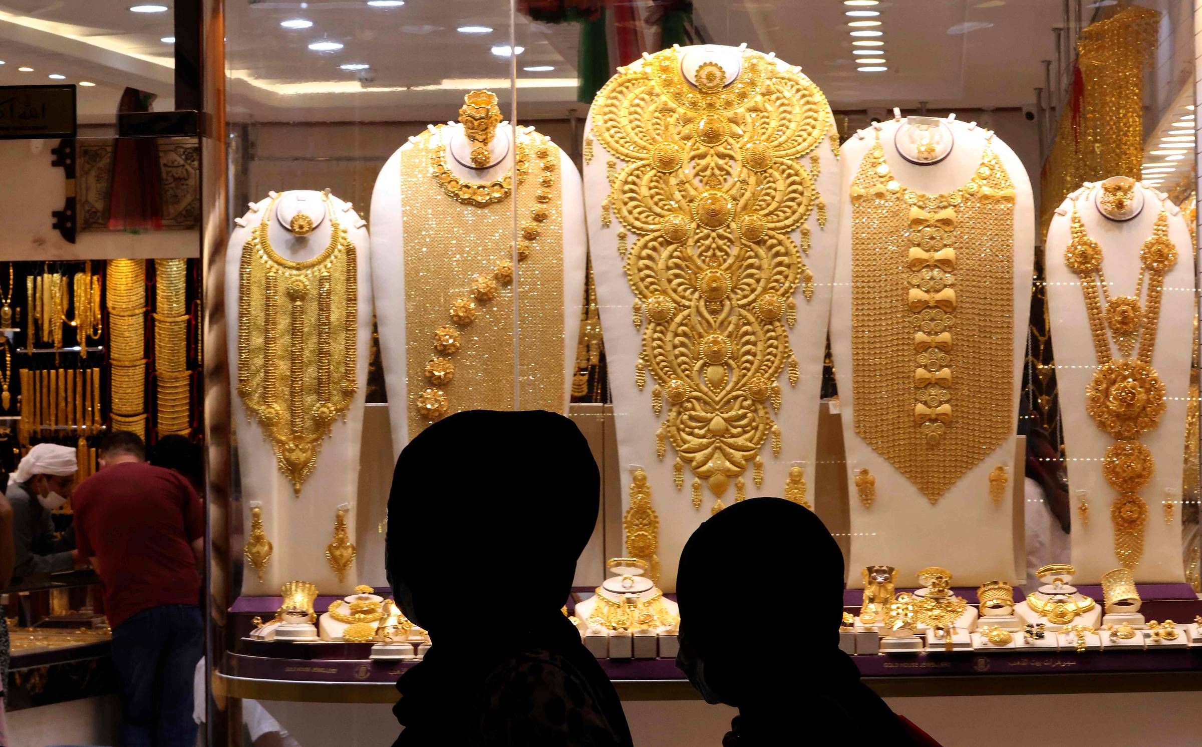 Disparada do ouro, Selic alta e endividamento recorde dão impulso a penhor de joias na Caixa