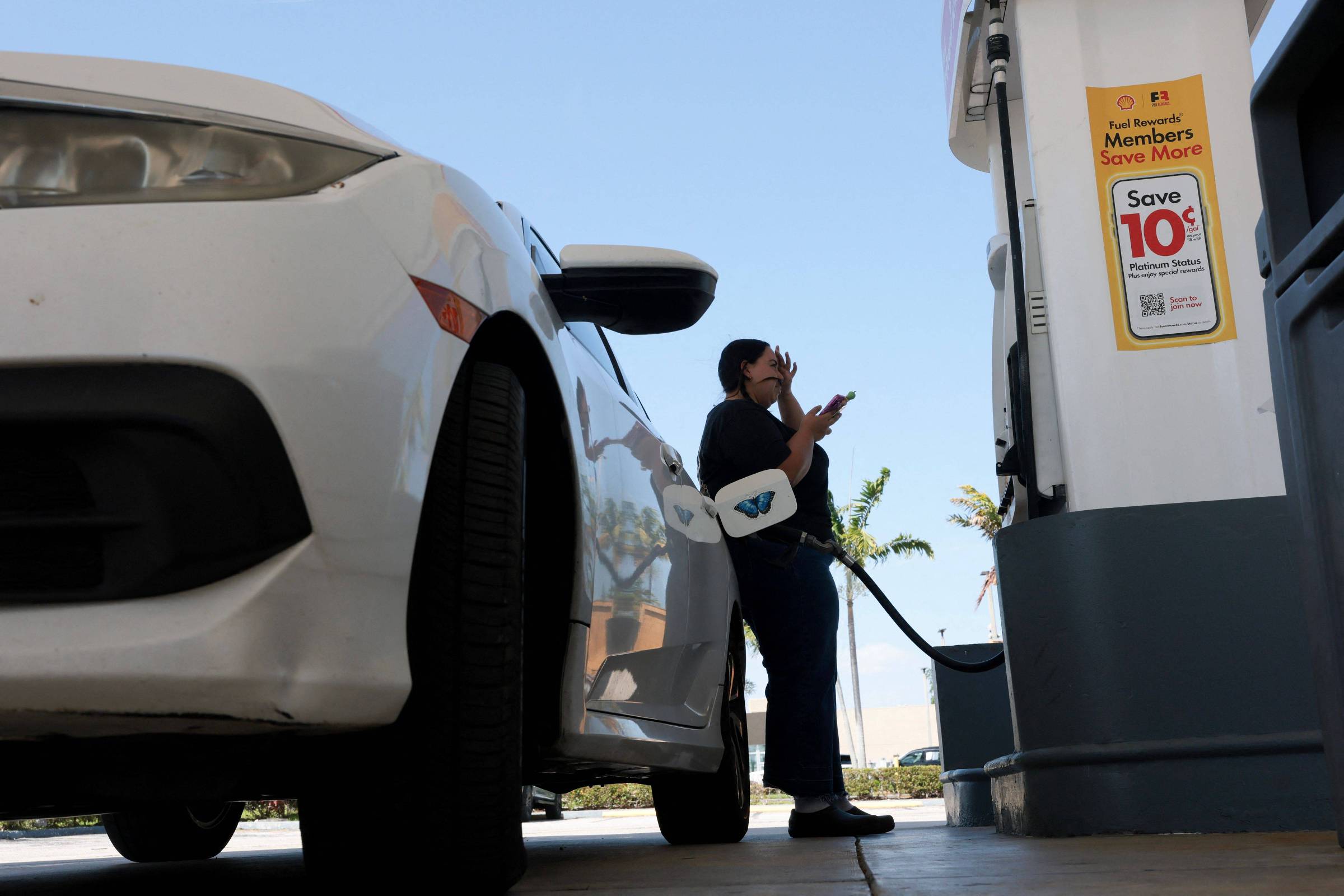 Motoristas dos EUA Compartilham Caronas e Vendem Plasma Sanguíneo para Pagar Gasolina