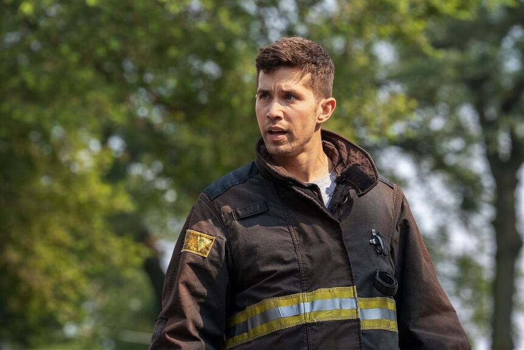 Brandon Larracuente fala da exigência física e da troca com bombeiros reais em 'Chicago Fire'