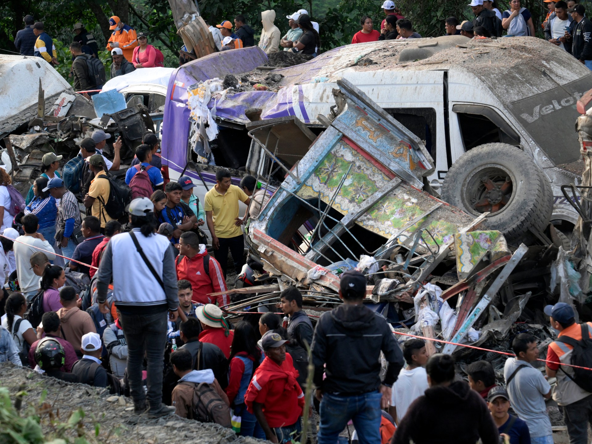 Explosão em rodovia na Colômbia: ataque deixa 19 mortos em meio à turbulência pré-eleitoral