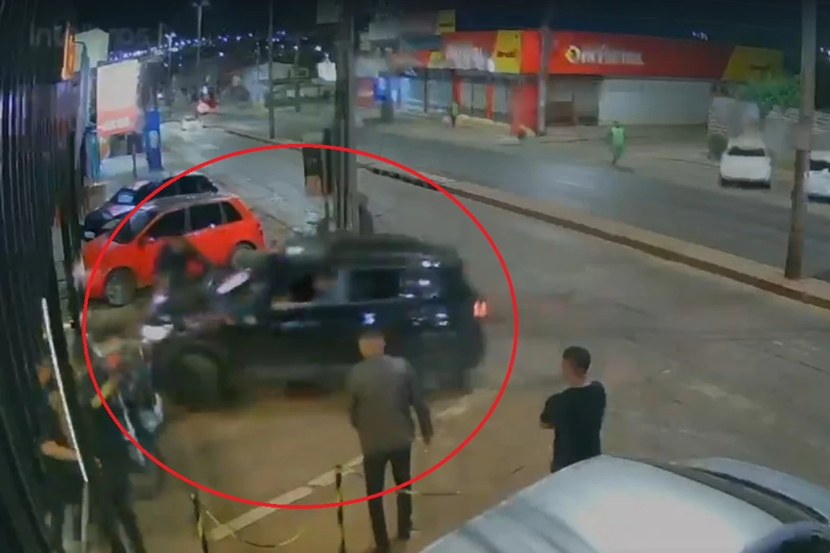 Descontrolado: Motorista Atropela Grupo em Calçada e Destrói Motos em São Sebastião