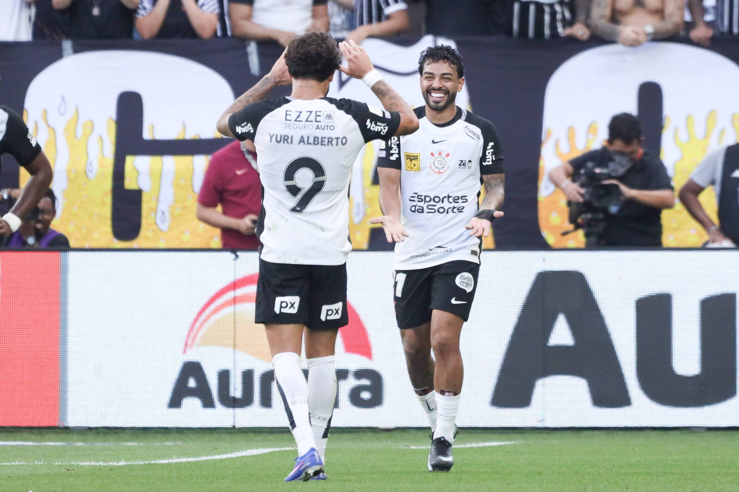Com um a menos, Corinthians vence o Vasco e sai da zona de rebaixamento