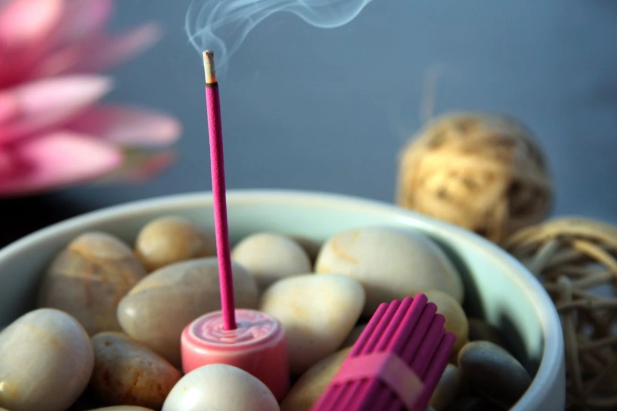 Incensos Afrodisíacos: Aromas que Elevam a Energia do Amor