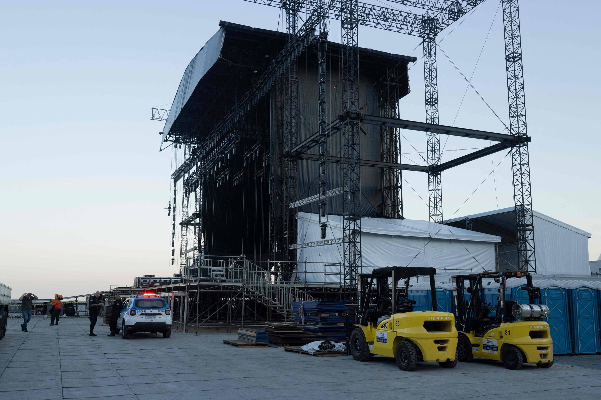 Tragédia em Copacabana: Trabalhador Morre Durante Montagem de Show da Shakira