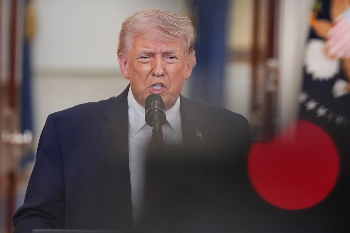 Trump se Irrita com Pergunta sobre Manifesto de Atirador: "Não Sou Pedófilo"