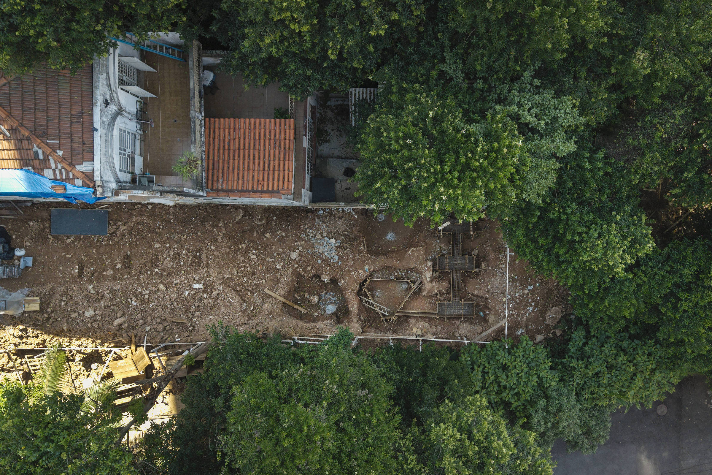 Obra irregular em terreno rente a riacho é multada por desrespeitar embargo na Aclimação, em SP