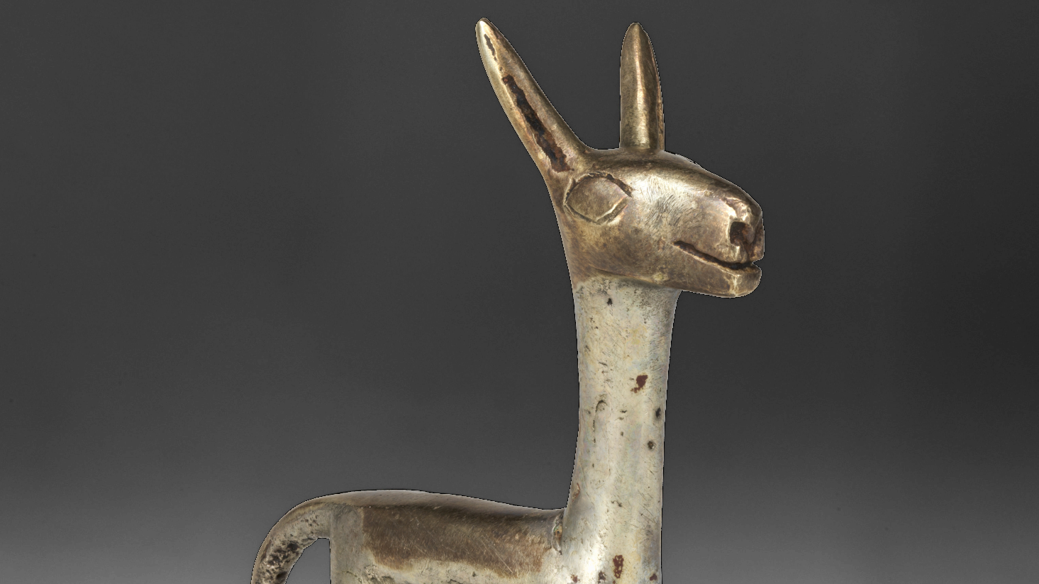 Miniature Camelid Effigy: A Silver Llama with a Wry Smile Crafted by the Inca 600 Years Ago