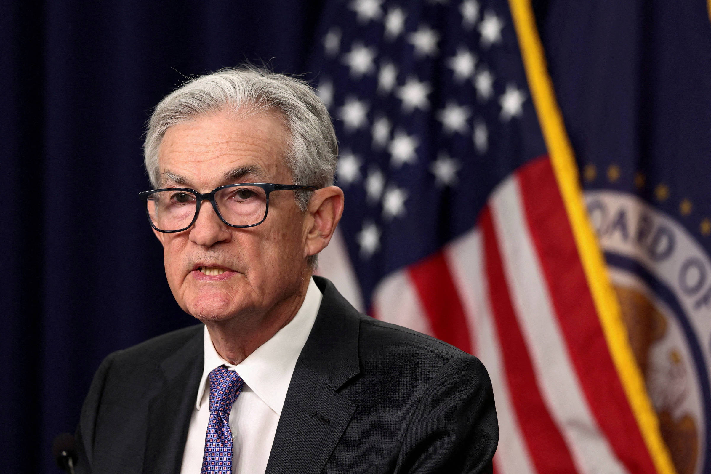 Fed deve manter juros enquanto Powell se prepara para possível despedida