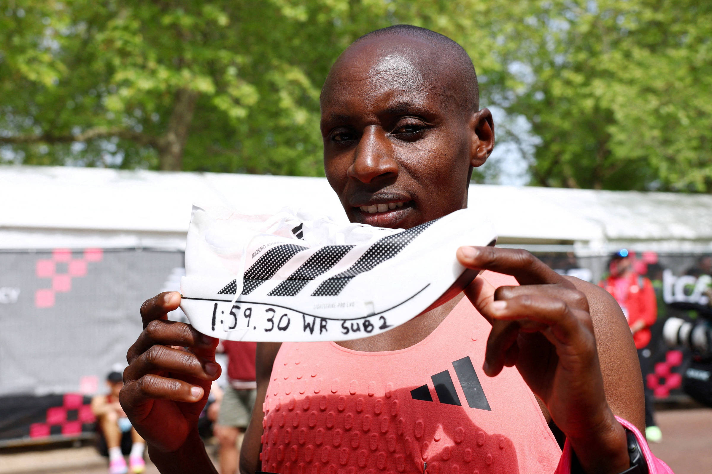Recorde da Maratona Impulsiona Adidas na Corrida dos 'Supertênis' Contra a Nike