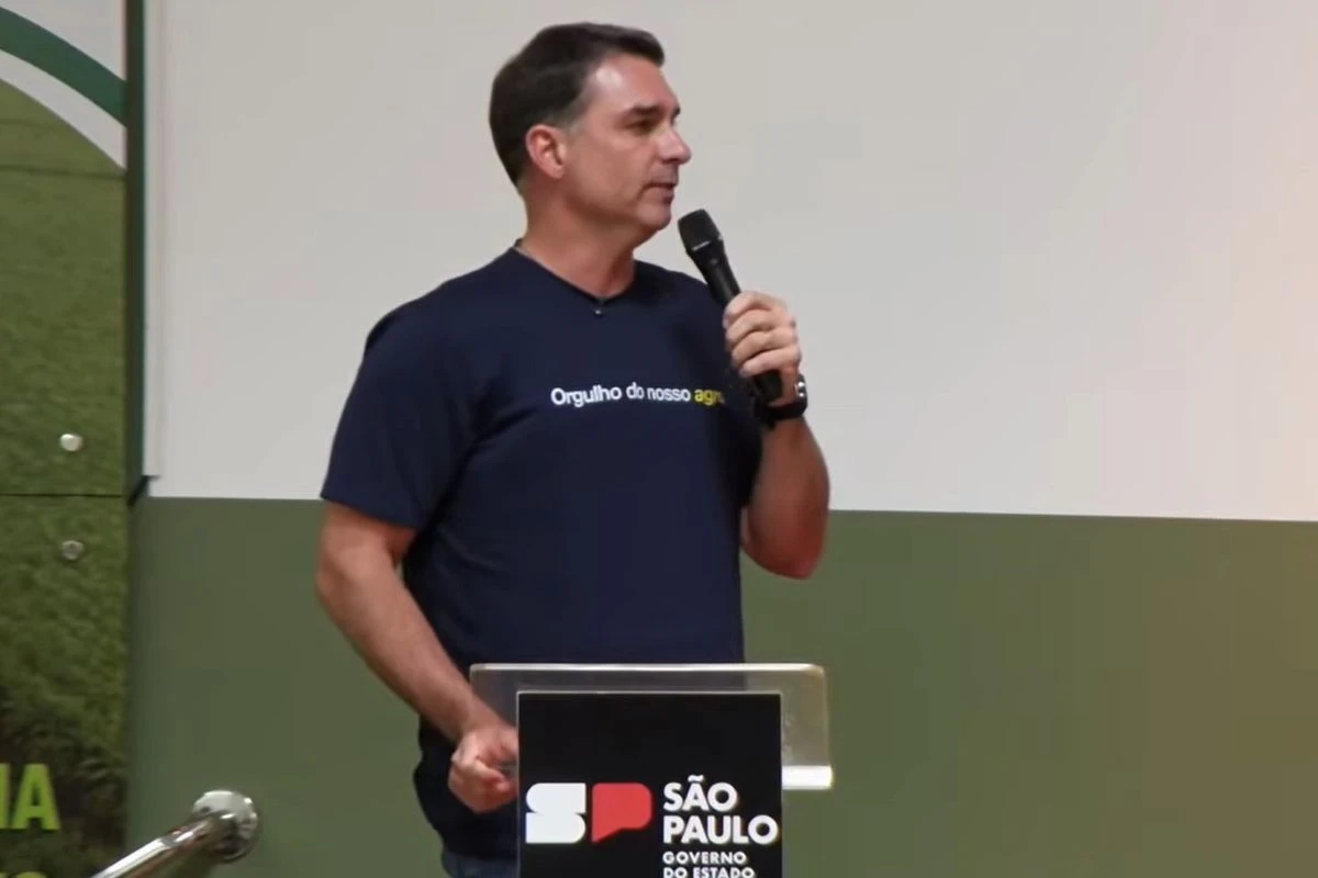 Flávio Bolsonaro Critica Relação do Governo com Agronegócio em Feira do Setor