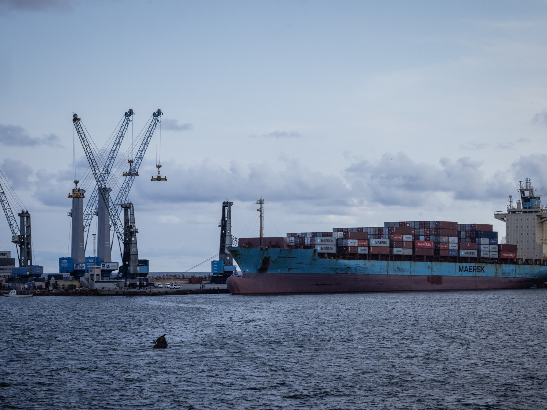 Piratas Suspeitos Direcionam Navio Cargueiro em Direção à Somália