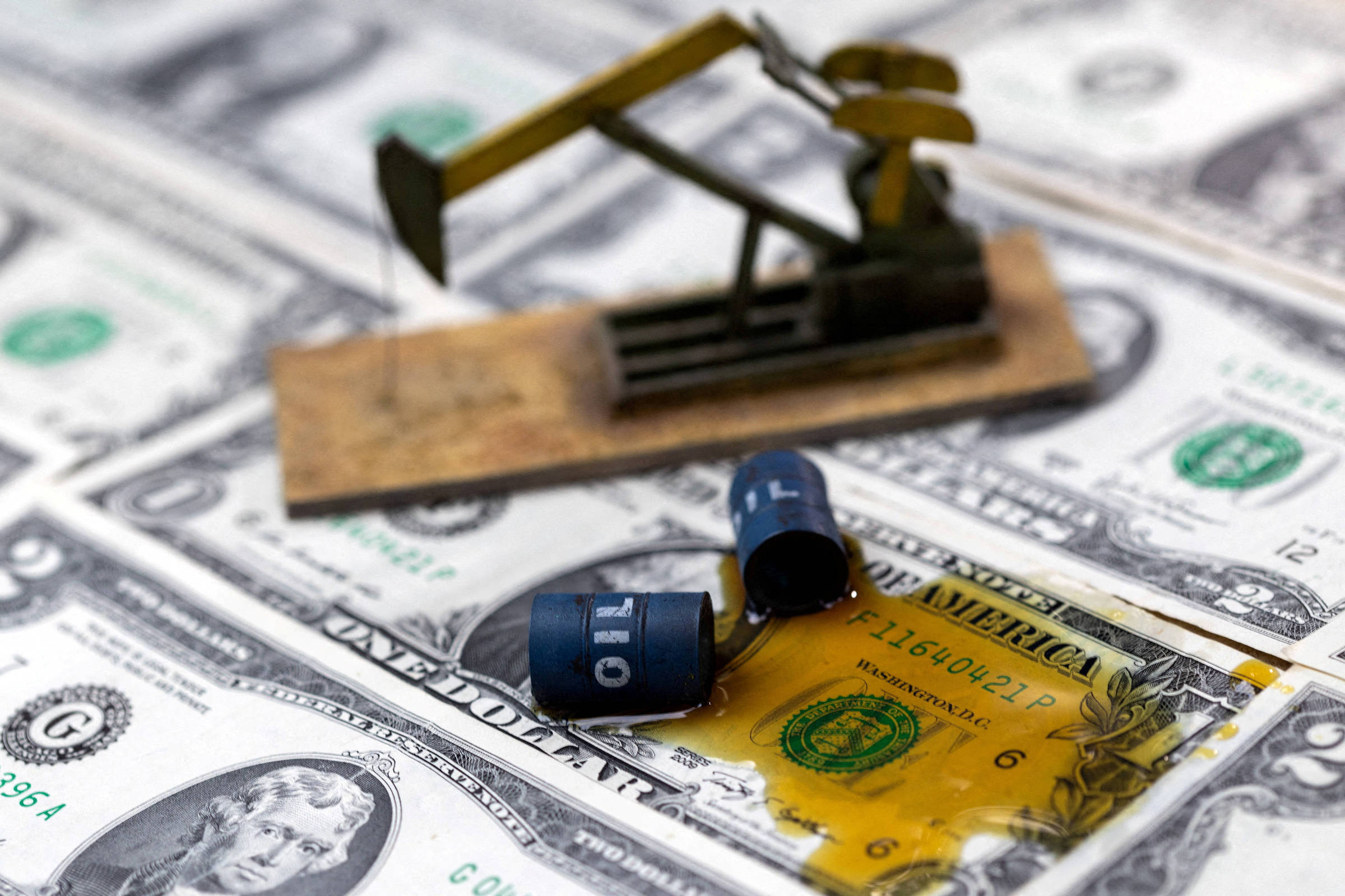 Petróleo pode se aproximar de US$ 120 se guerra no Irã se prolongar, alerta Goldman Sachs