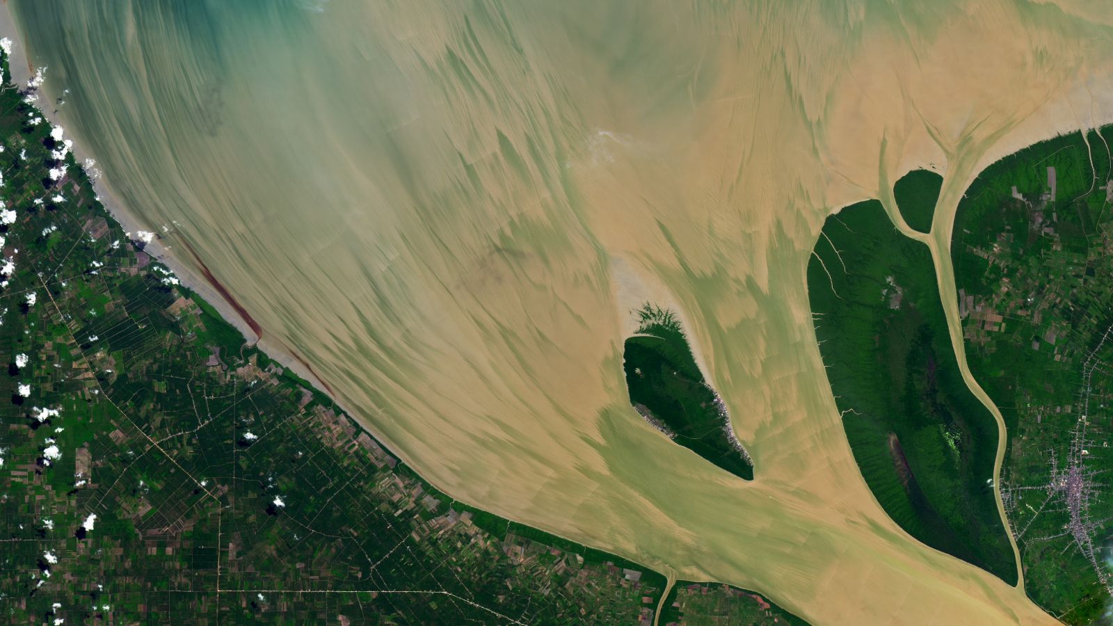 A Lua Cheia e as Pinturas Naturais do Rio Rokan: Um Olhar do Espaço