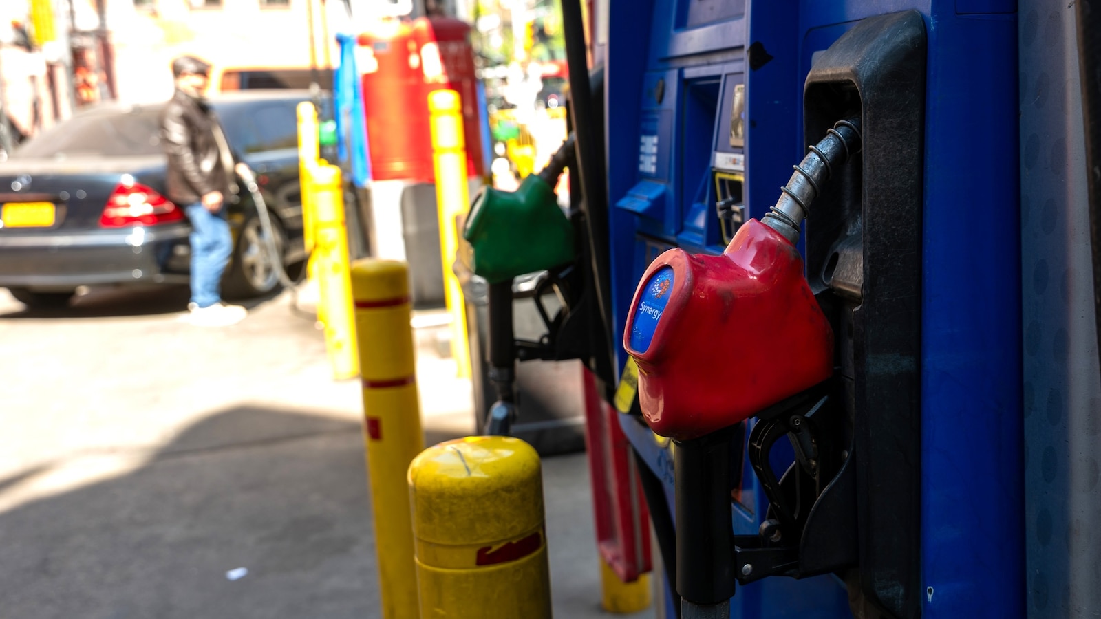 Preços de gasolina nos EUA atingem o nível mais alto em 4 anos