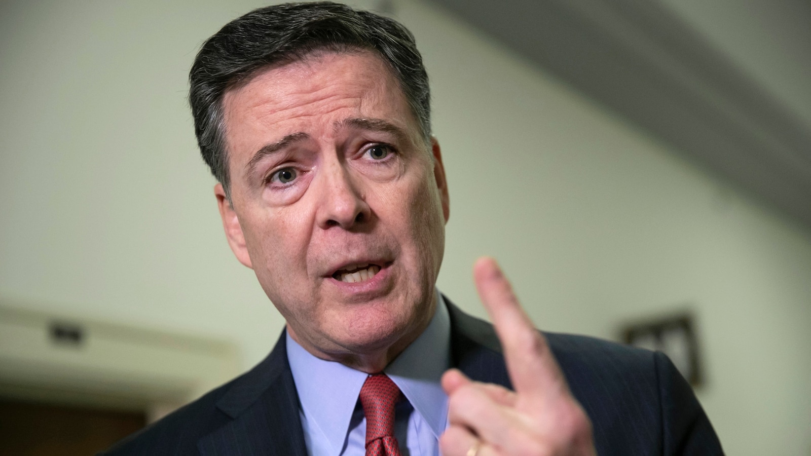 Ex-Diretor do FBI James Comey se fecha em um novo capítulo: autoentrega às autoridades