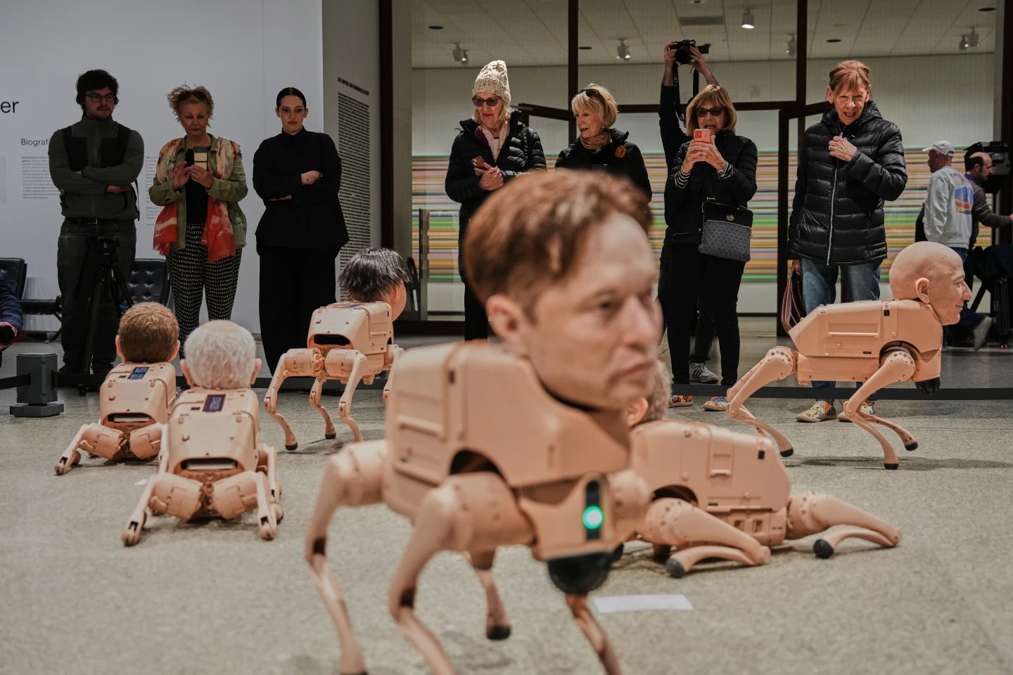 Cães-Robôs e Cocô Artístico: A Revolução Interativa de Beeple em Berlim