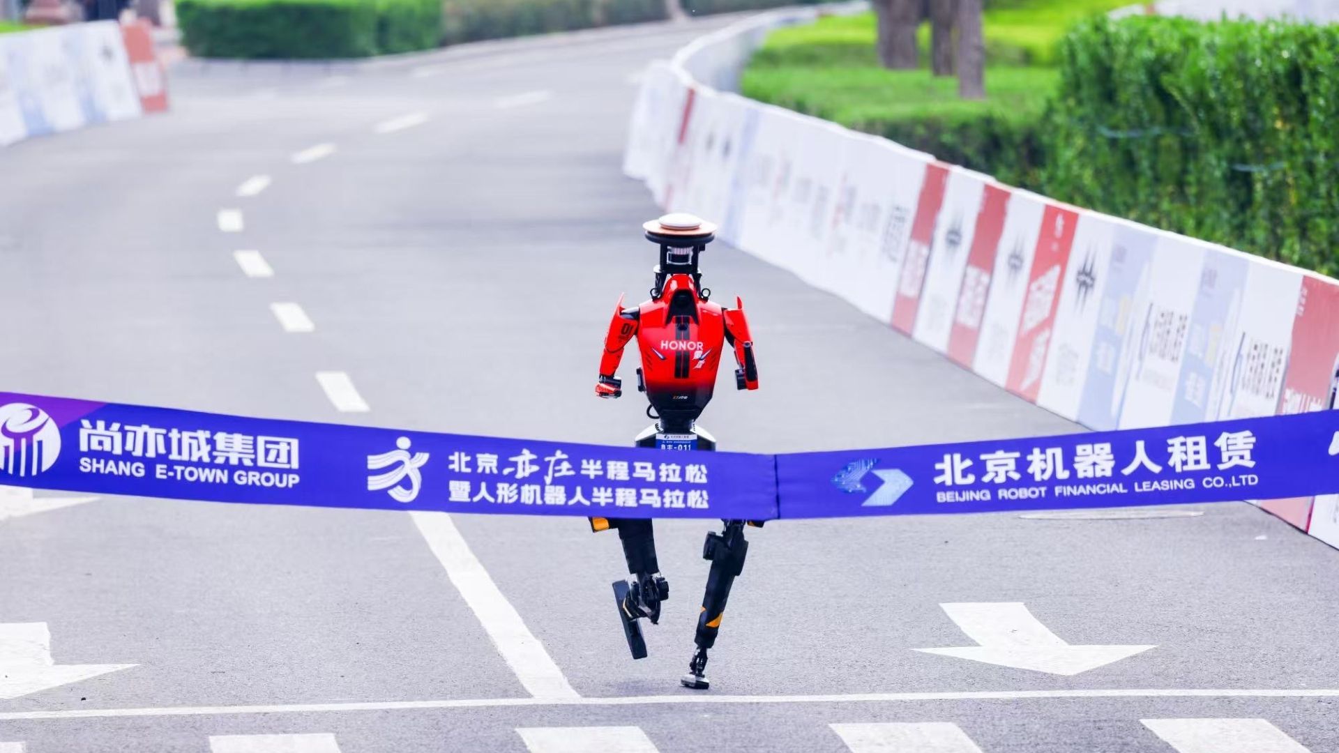Honor's D1 Humanoid Robot Shatters Half-Marathon Record