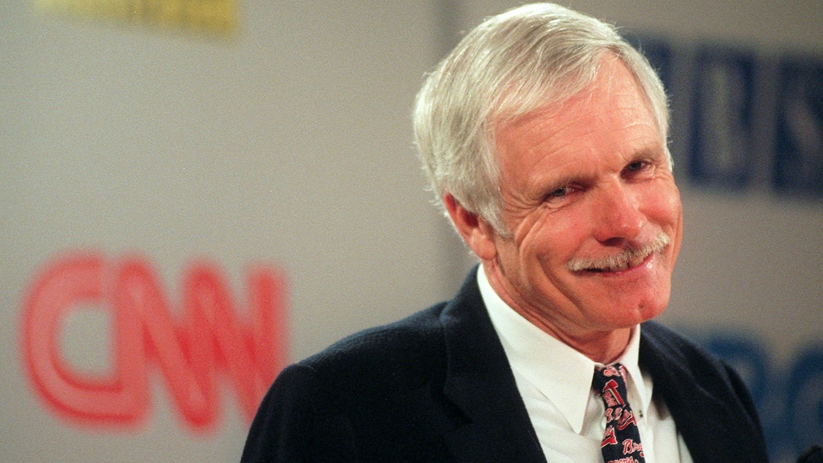 Morre Ted Turner, Pioneiro da Televisão a Cabo e Fundador da CNN, Aos 87 Anos
