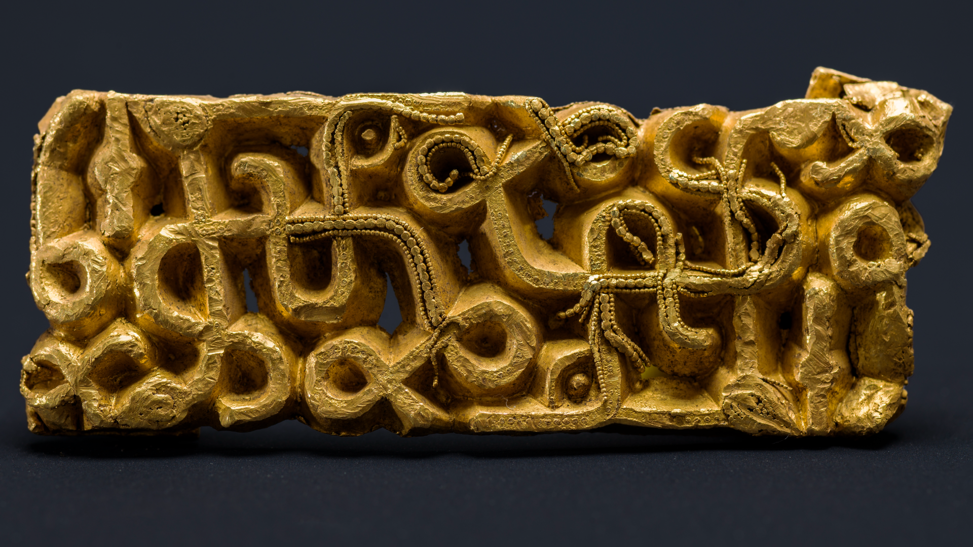 O Atraente Descobrimento de uma Bainha de Espada de Ouro na Noruega