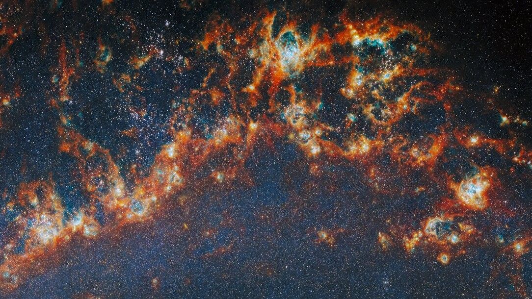 Webb e Hubble Mergem-se nas Profundezas da Deslumbrante Galáxia do Redemoinho