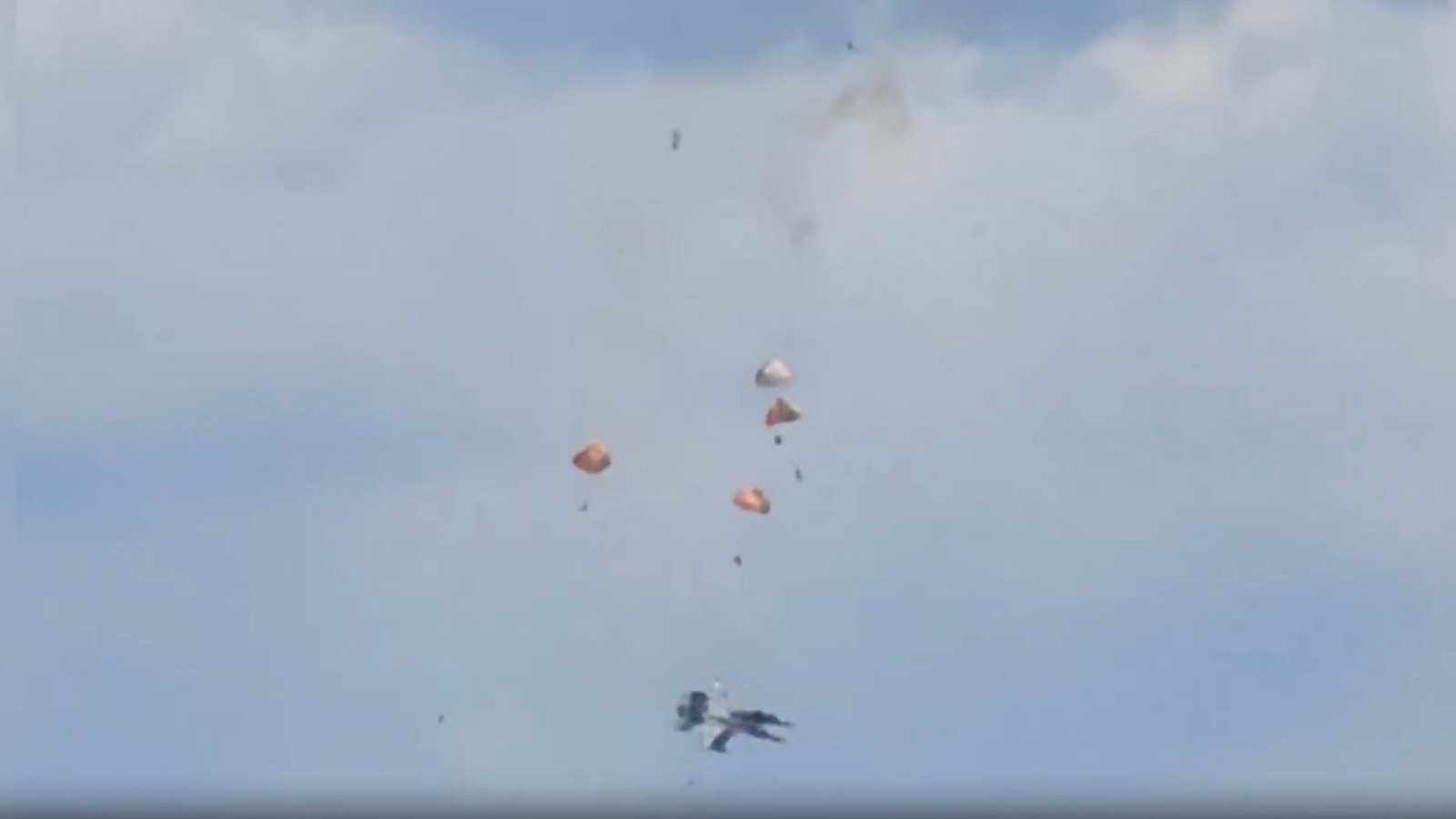 Colisão no Ar entre Dois Jatos Durante Exibição de Aeronáutica Provoca Lockdown na Base da Força Aérea de Idaho