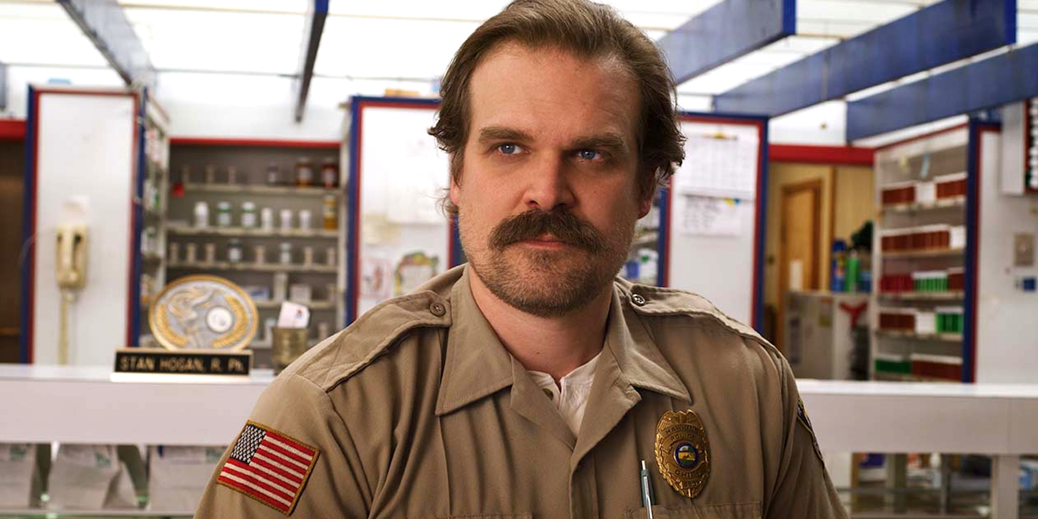 A Verdade Sobre o Elenco de Chief Hopper em <em>Stranger Things</em>