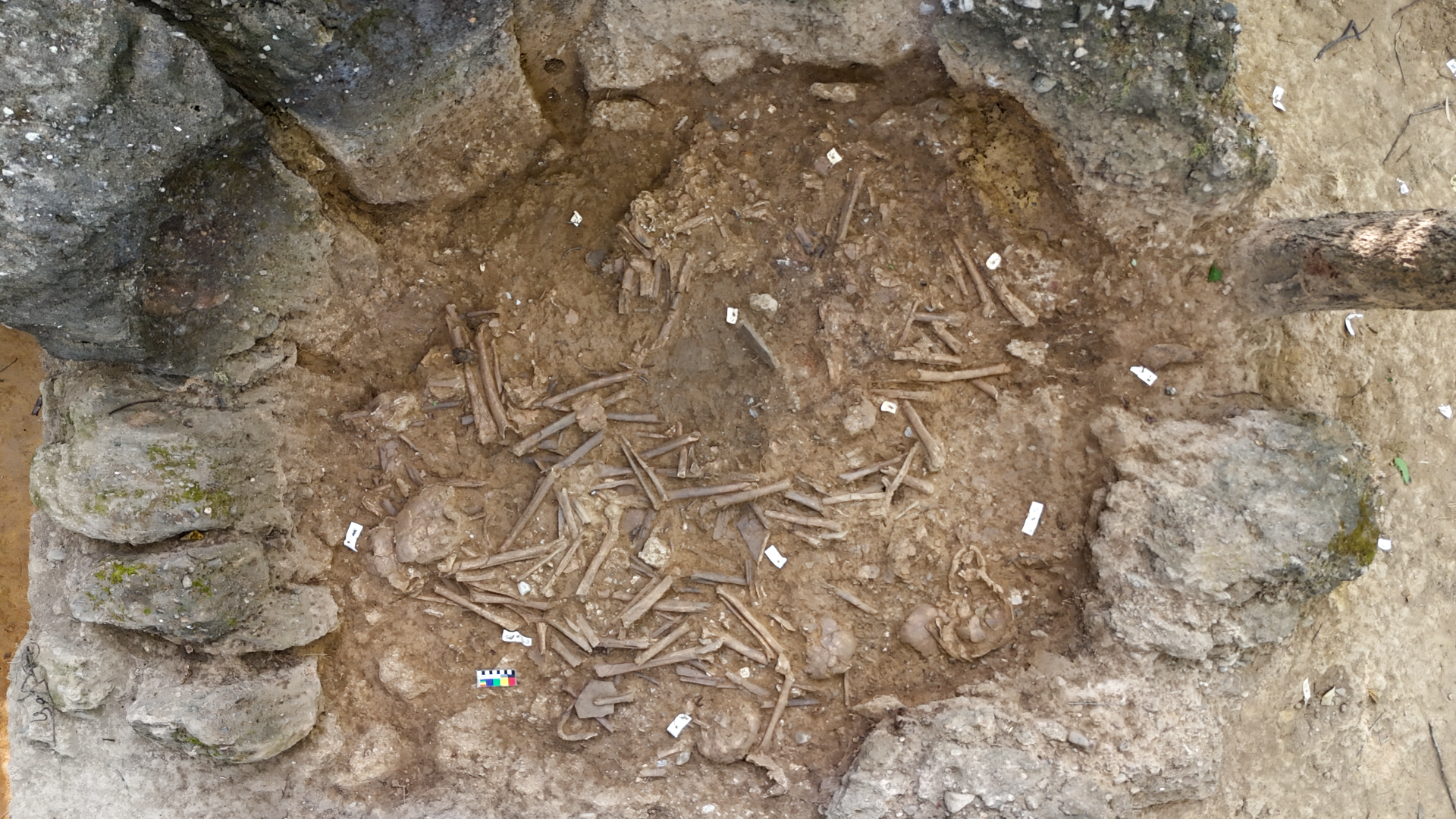 Descoberta do 'jarro da morte' no Laos e suas implicações funerárias