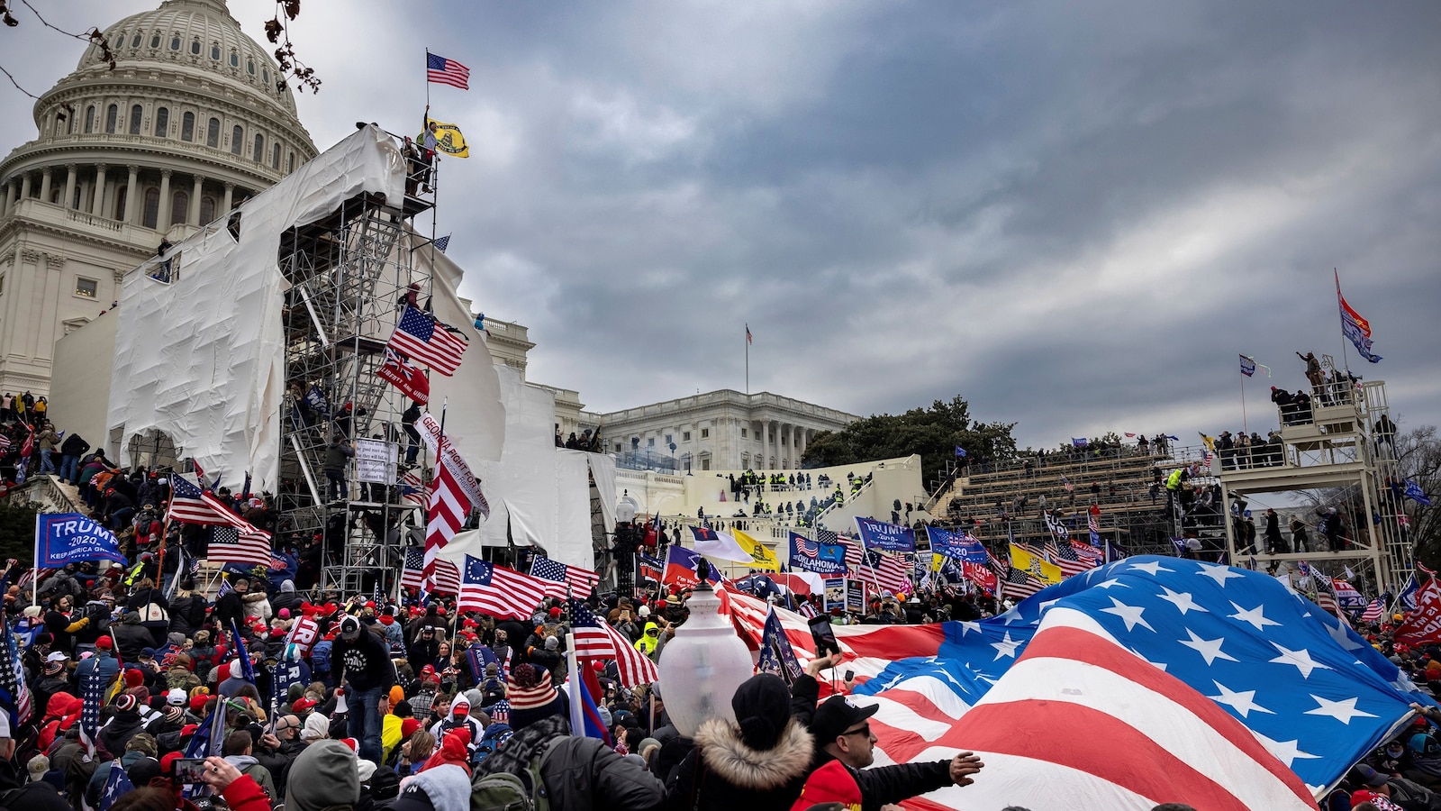 Oficiais que Defenderam o Capitólio no Dia 6 de Janeiro Processam para Impedir o Fundo Anti-Armadilhas de Trump