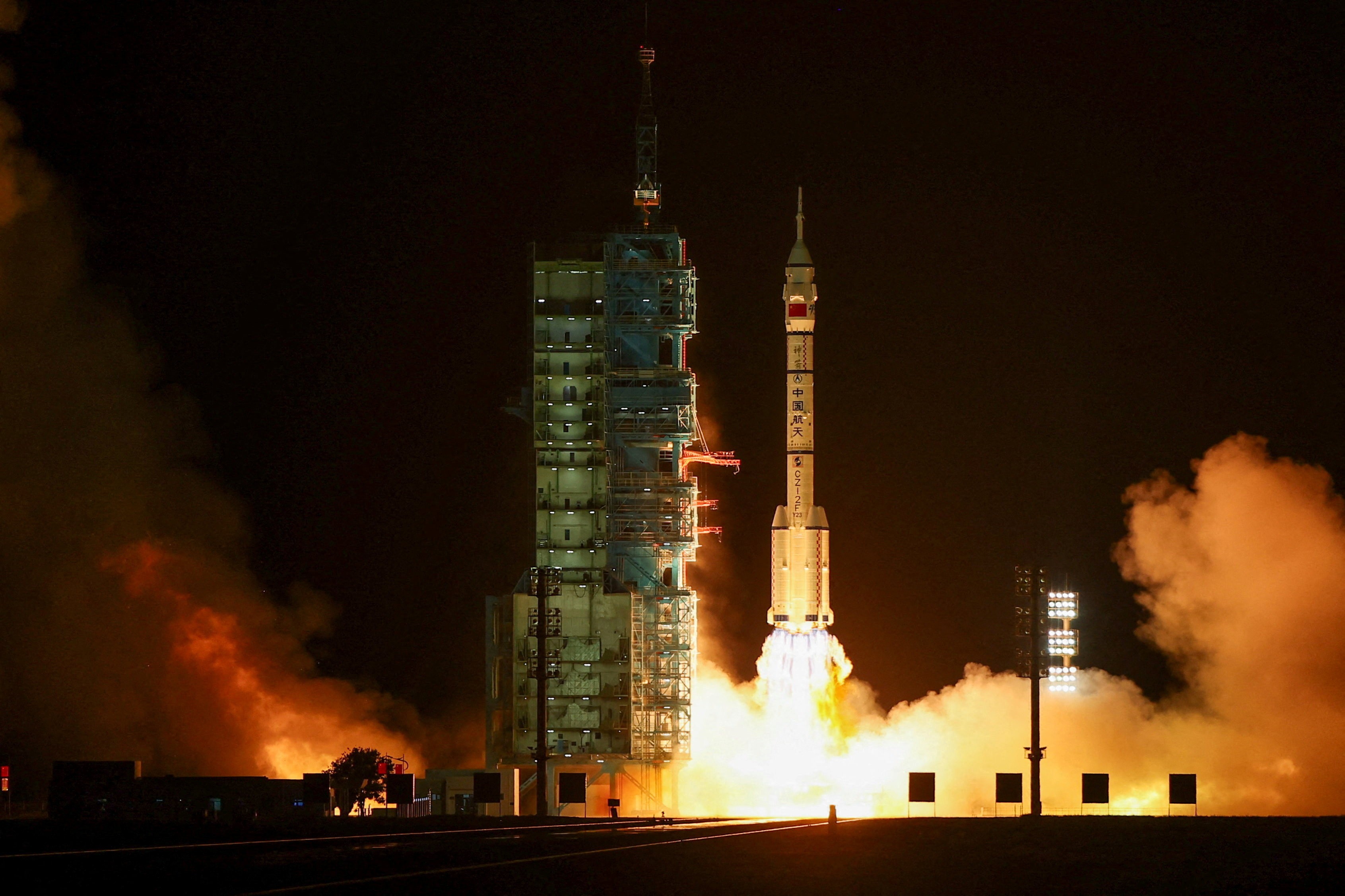 China Lança Missão Shenzhou-23 Rumo à Tiangong e Se Prepara para Ida à Lua
