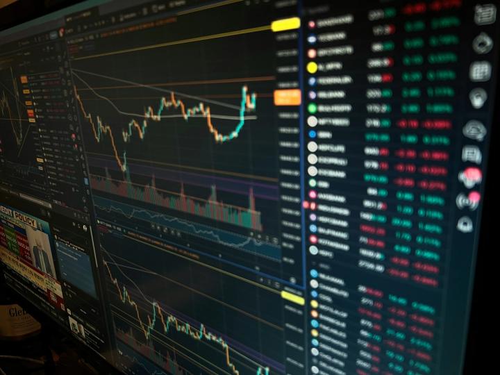 HYPE Temporariamente Ultrapassa Dogecoin Enquanto Tokens de Privacidade Enfrentam Queda