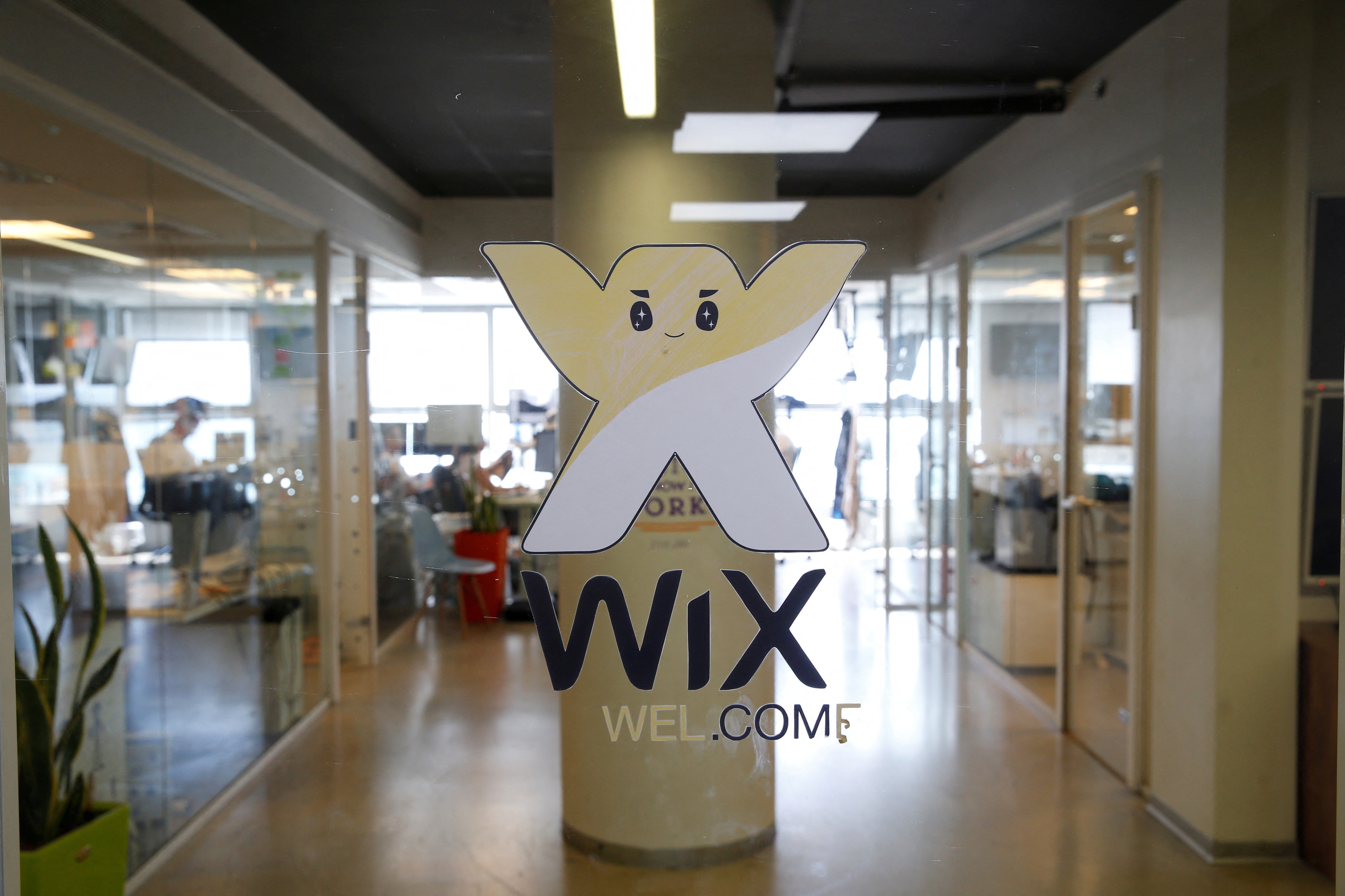 Inteligência Artificial e Reestruturação: O Caminho Futuro da Wix.com