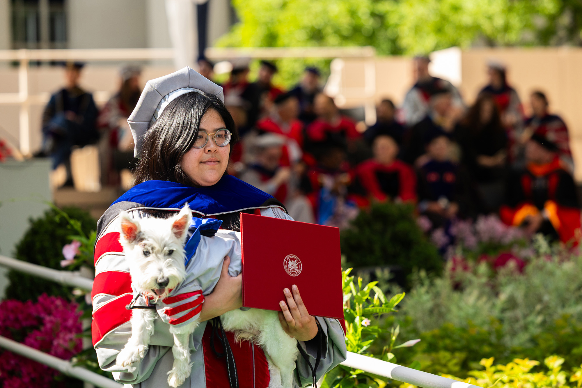 Uma Formatura Inusitada: A Conquista de Michelle Quien e Seu Companheiro Canino