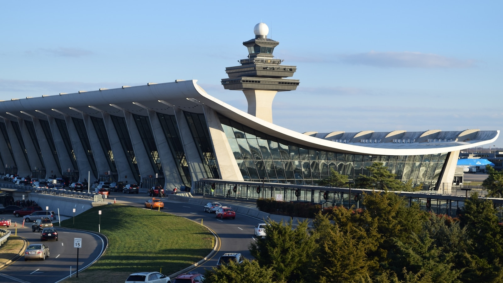 Decisão Judicial Impede Mulher Grávida e Filho de Passar Outra Noite no Aeroporto