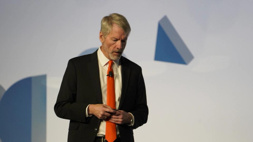 Análise Dividida sobre Venda Modesta de Bitcoin pela Strategy