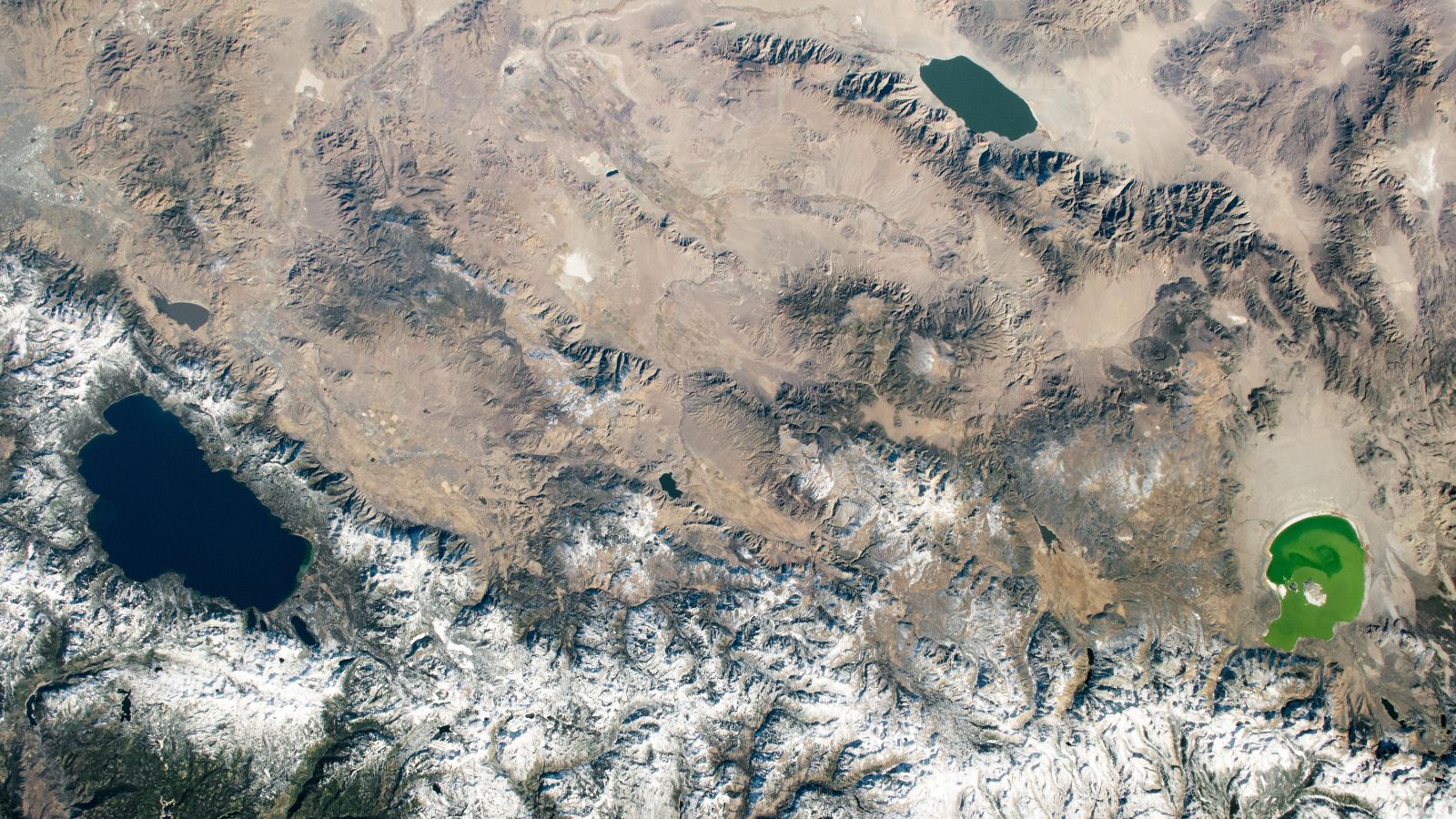 A Harmonia das Águas: Explorando os Lagos Multicoloridos entre California e Nevada