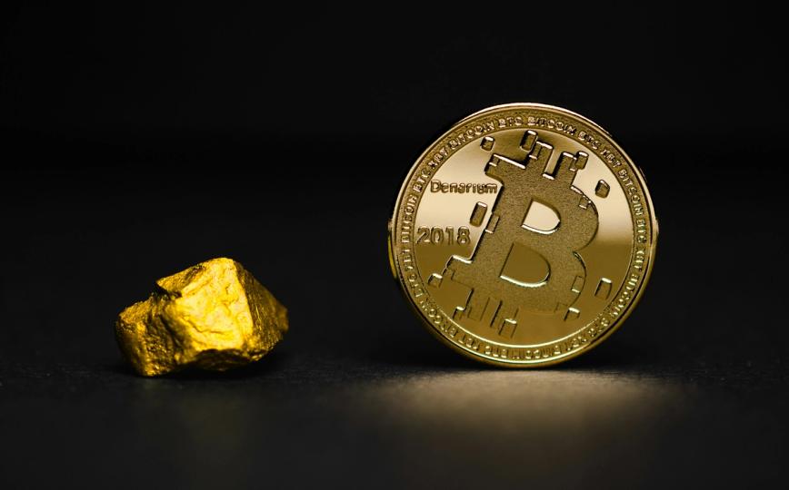 Bitcoin e Ouro Sob Pressão: A Correlacão entre Ativos em um Cenário de Aumento de Taxas