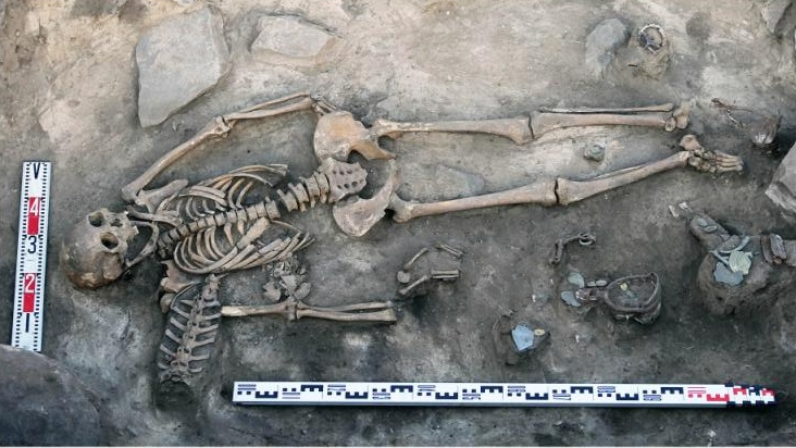 Descoberta Rara: Sepultamento Medieval de Mulher, Recém-Nascido e Cavalo é Encontrado na Sibéria