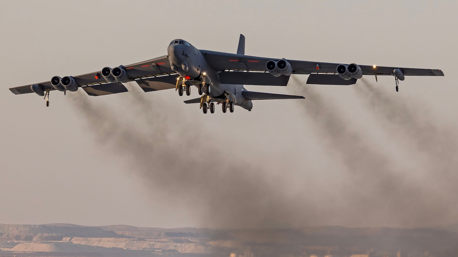 Crash do Bombardeiro B-52 da Força Aérea dos EUA em Base Militar Futurista