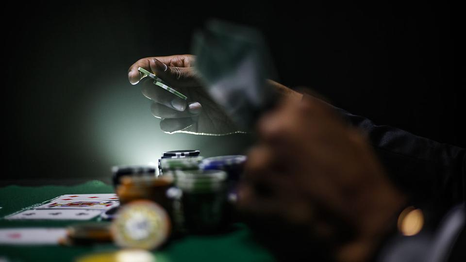 Hyperliquid, Uniswap e Worldcoin superam a queda do setor cripto enquanto traders seguem tendências de IA e DeFi