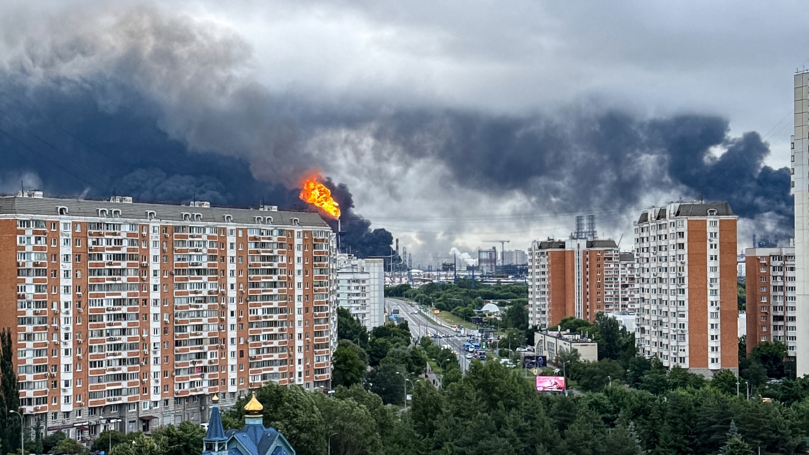 Ucrânia Ataca Refinaria de Óleo em Moscovo Durante Grande Ataque Aéreo com Drones