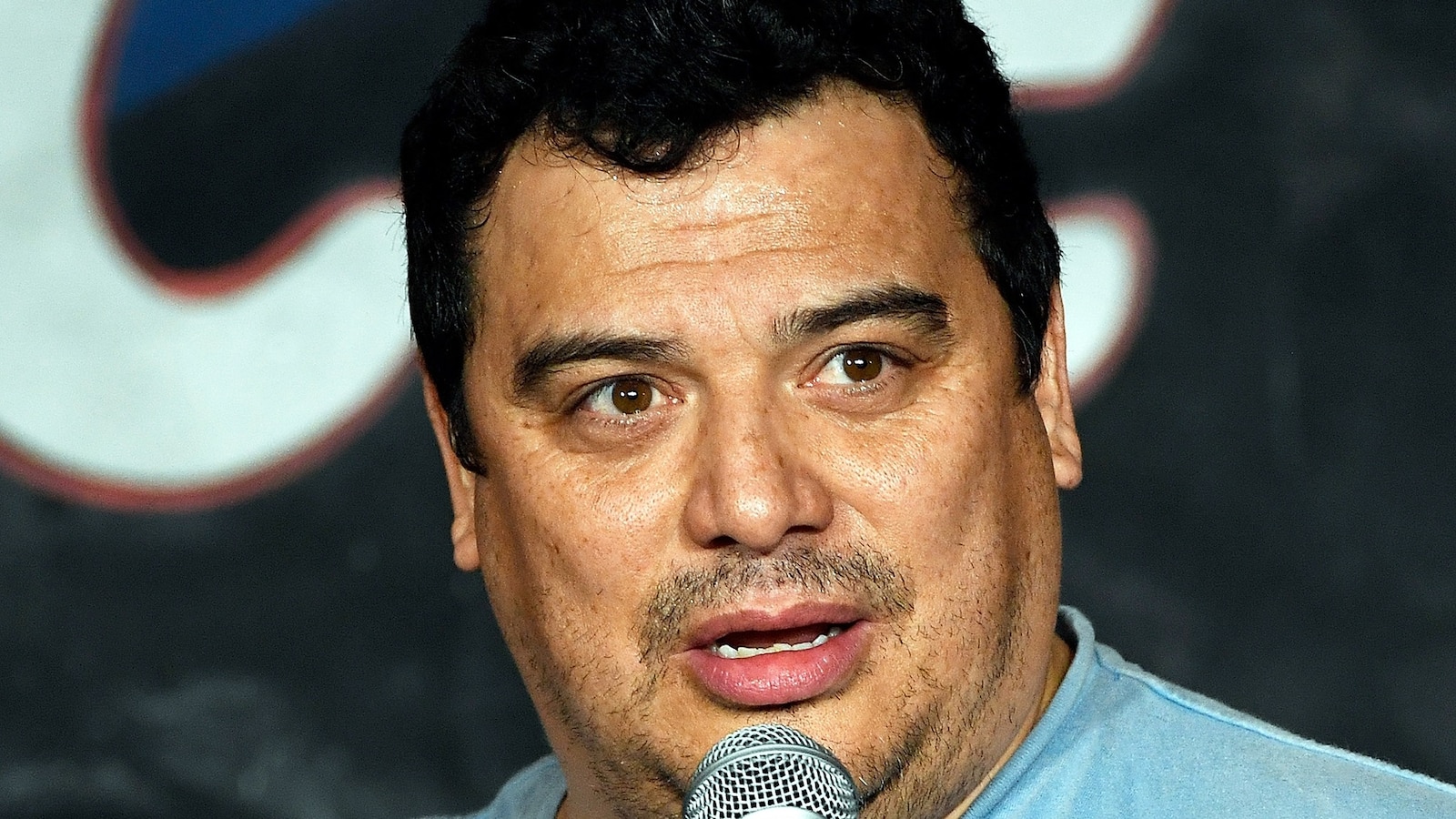 Carlos Mencia Enfrenta Acusações de Fraude Fiscal: O Que Esperar do Futuro?