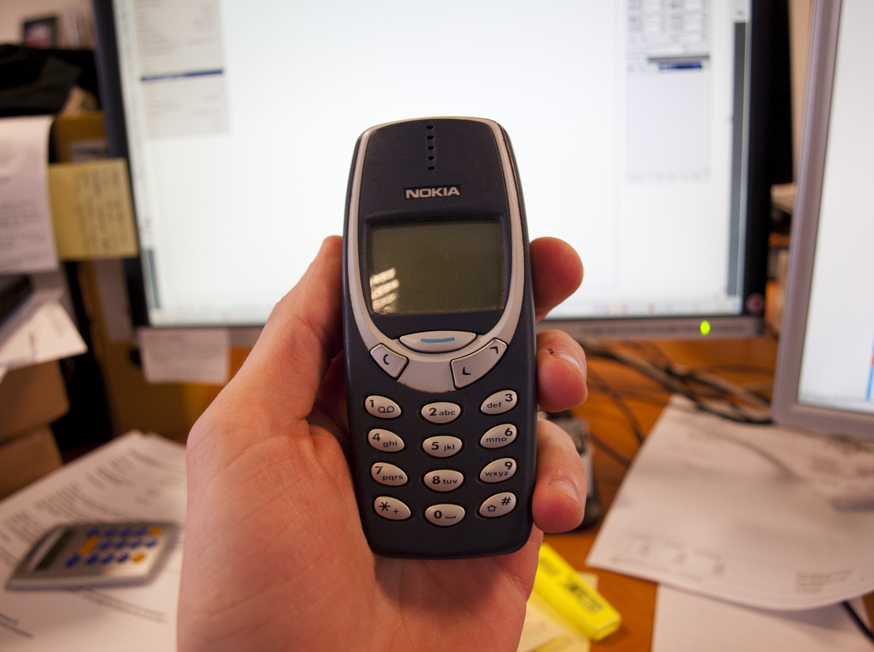A Era do 'Nokia Tijolão': Como um Celular Simples Fez História Durante a Última Vitória do Brasil na Copa do Mundo