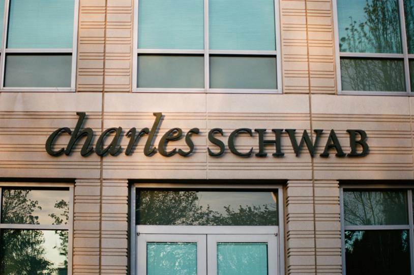 Schwab Entra na Corrida dos Mercados de Previsão com Opções Baseadas em Eventos do S&P 500